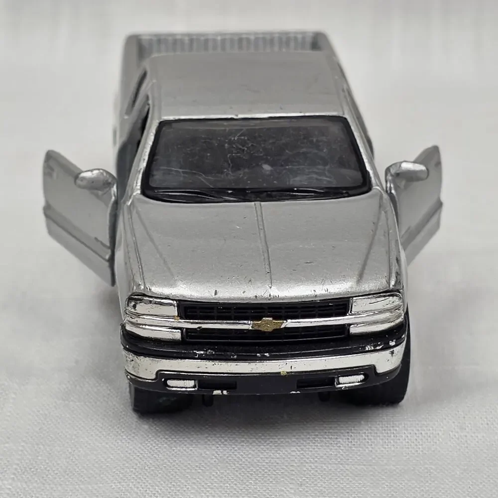 Maisto Chevrolet Silverado Pickup Truck 1:48 Diecast Silver Opening Doors Model